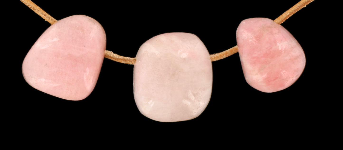Petalit Trommelstein durchbohrt