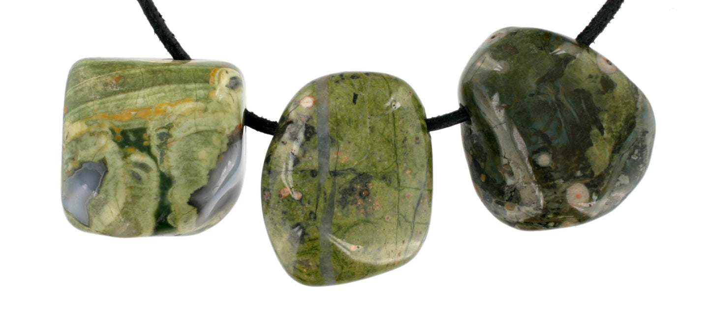 Rhyolith Trommelstein durchbohrt