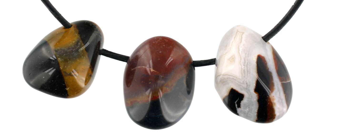 Sardonyx Trommelstein durchbohrt