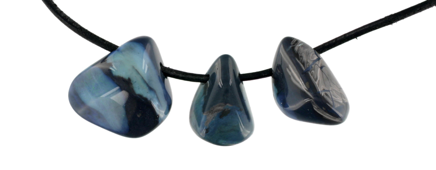 Opal schwarz (Edelopal) Trommelstein durchbohrt