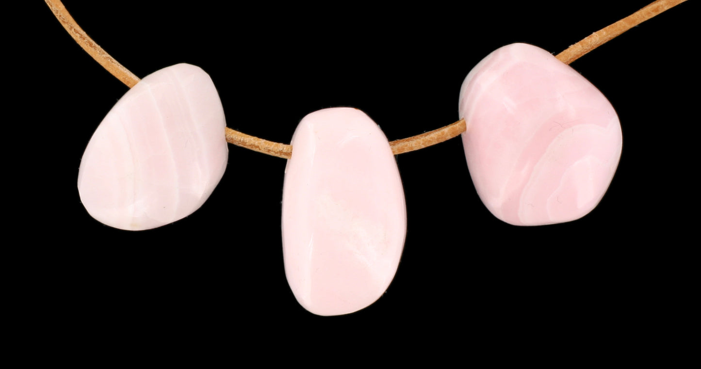 Calcit rosa Trommelstein durchbohrt