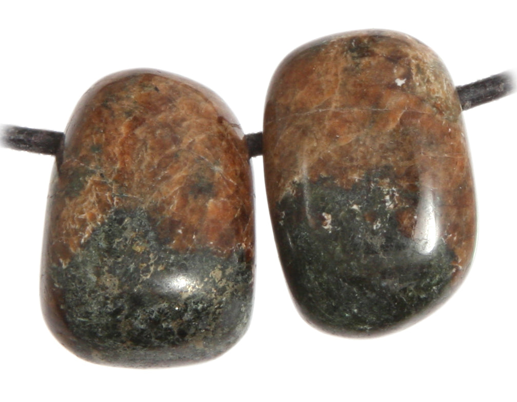 Hornblende Trommelstein durchbohrt