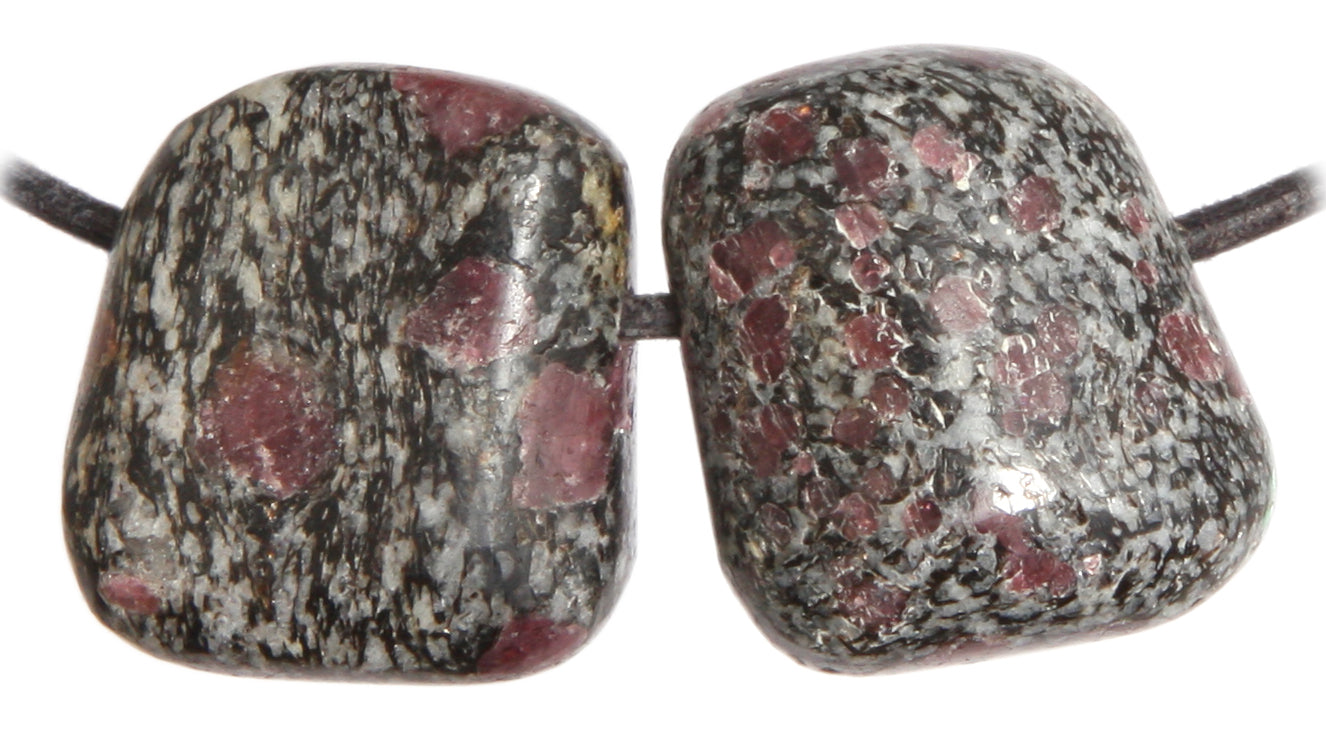 Hornblende mit Granat Trommelstein durchbohrt