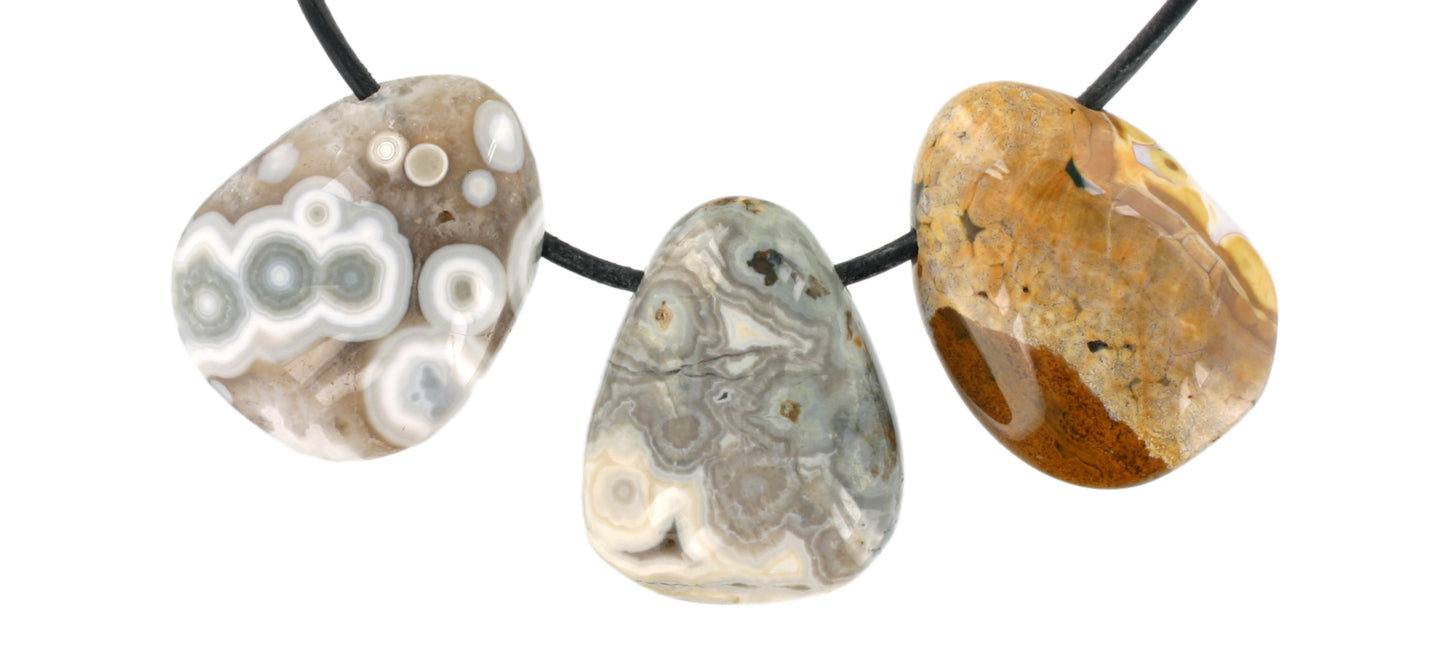 Ozeanchalcedon Trommelstein durchbohrt