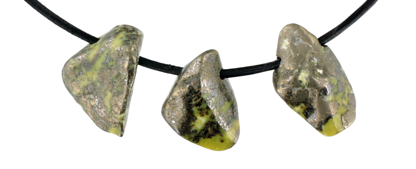 Serpentin mit Pyrit Trommelstein durchbohrt