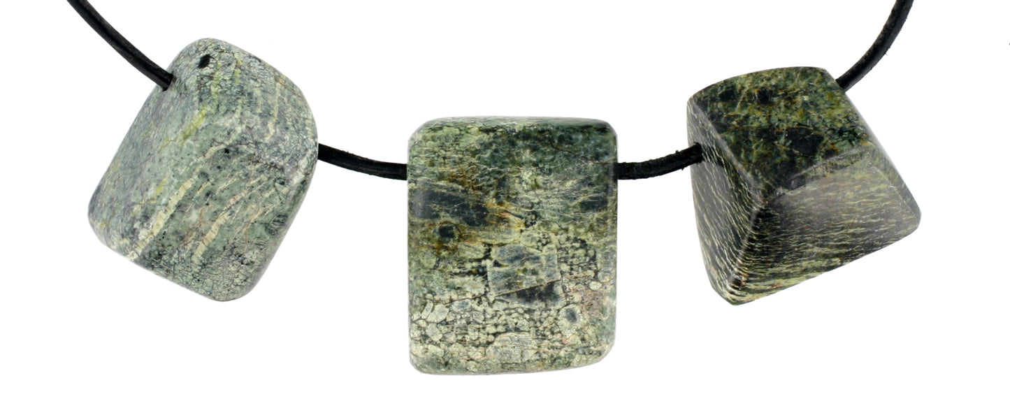 Silberaugen-Serpentin Trommelstein durchbohrt