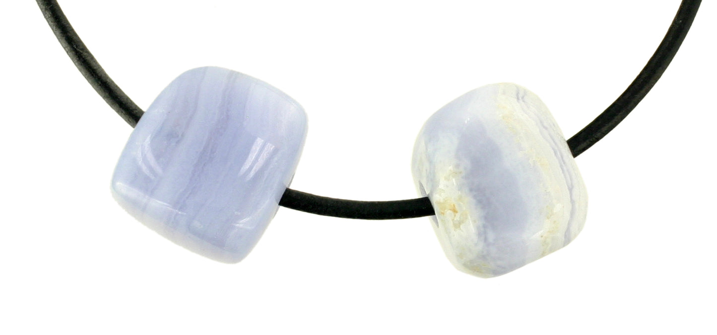 Chalcedon Trommelstein klein durchbohrt