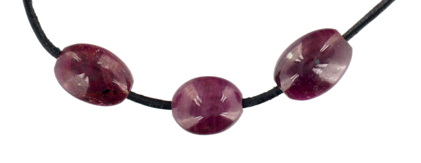 Rubin oval durchbohrt