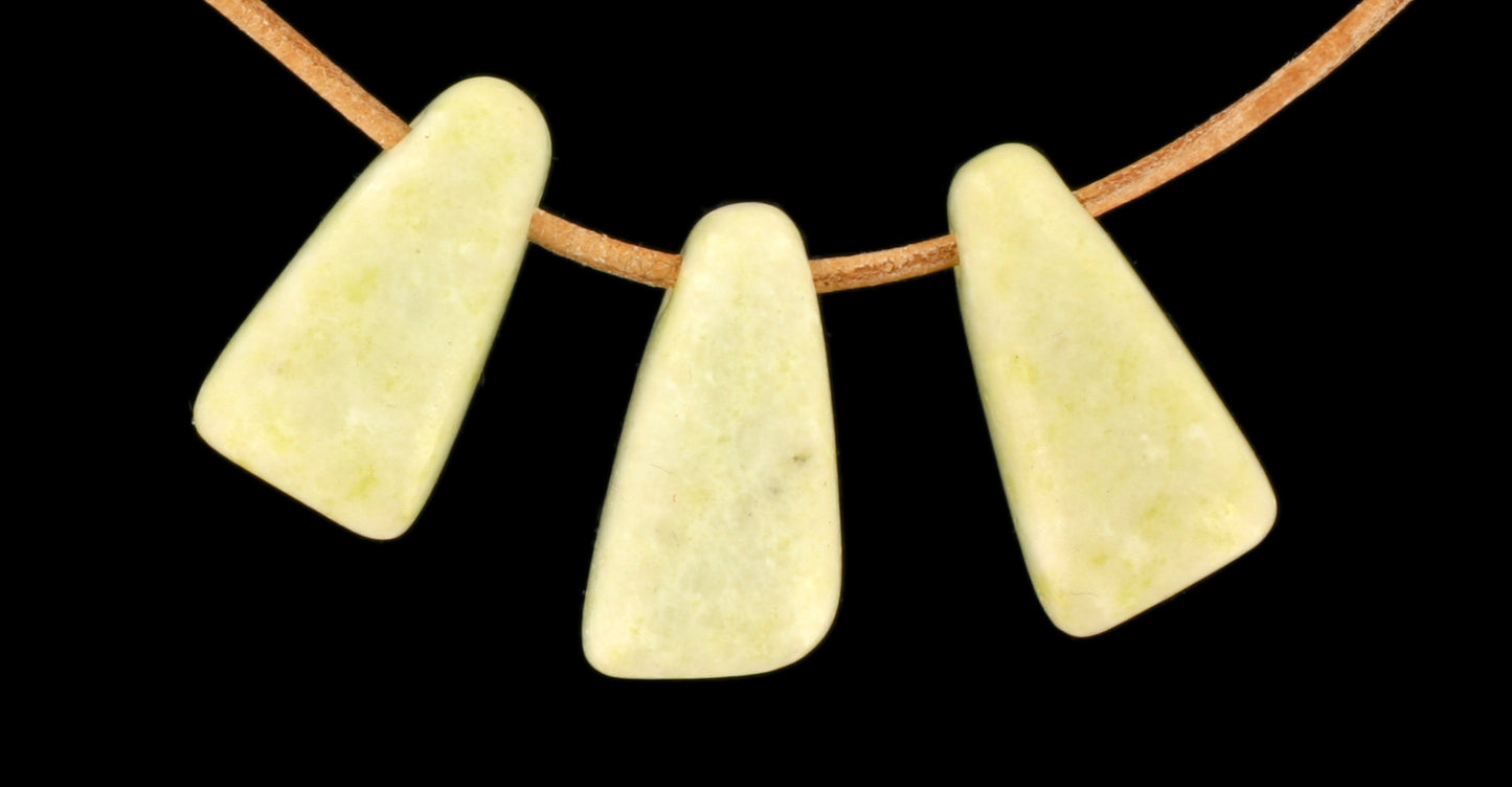 Ophicalcit Triangel durchbohrt