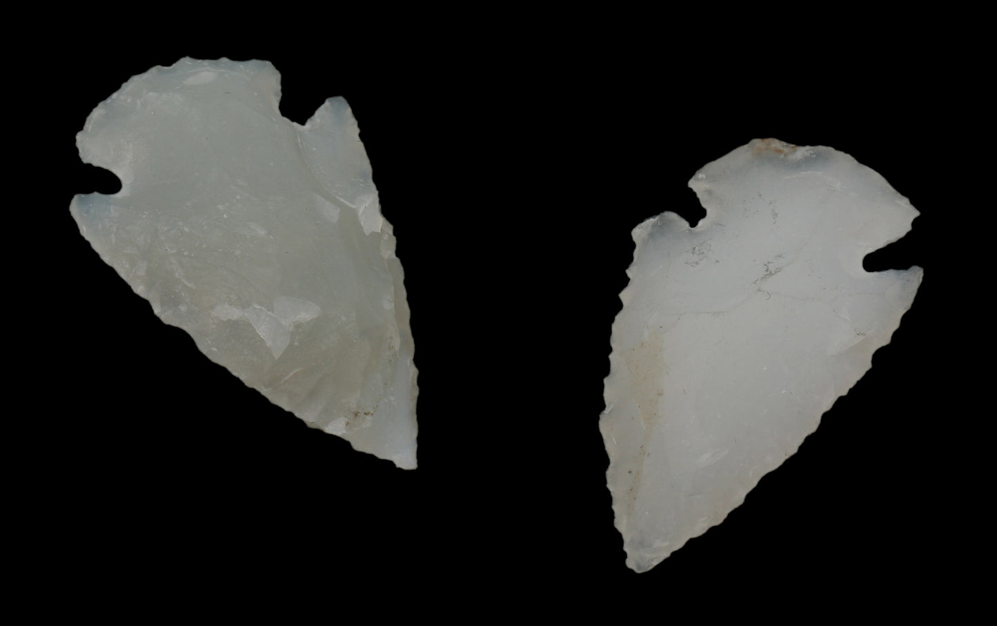 Achat weiß Pfeilspitze Rohstein gekerbt für Lederband